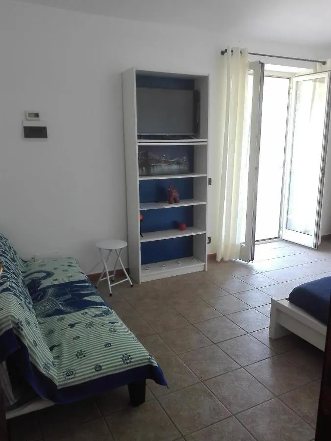 A Santy'S Rooms-Bagnocondiviso Sharedboth Room2Piano-No Lift-3Chilom A Piedi Xaeroporto-A Pagamento Shuttle Air Condizextra Bed Extrabed For A Fee-3 Minuti Bus Xfieradiroma-10 Minutes Stop Bus To Rome In50 Minutes Trafficpermitting Are You To Rome Fiumicino Pensión